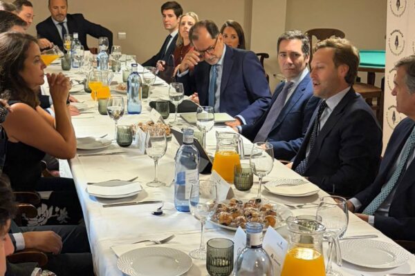 Guadaliuris celebra un desayuno con Fernando Gragera